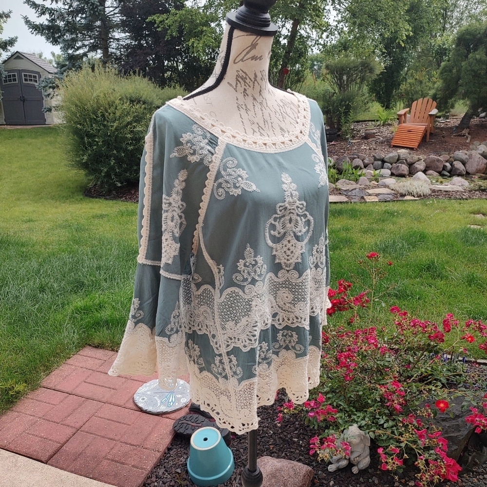 Democracy Baggy Small Lace Cold Shoulder Top! - Picture 8 of 13